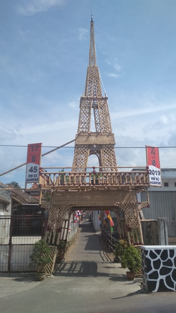Bak di Luar Negeri, Ada 'Menara Eiffle' di Desa Kasomalang Kulon