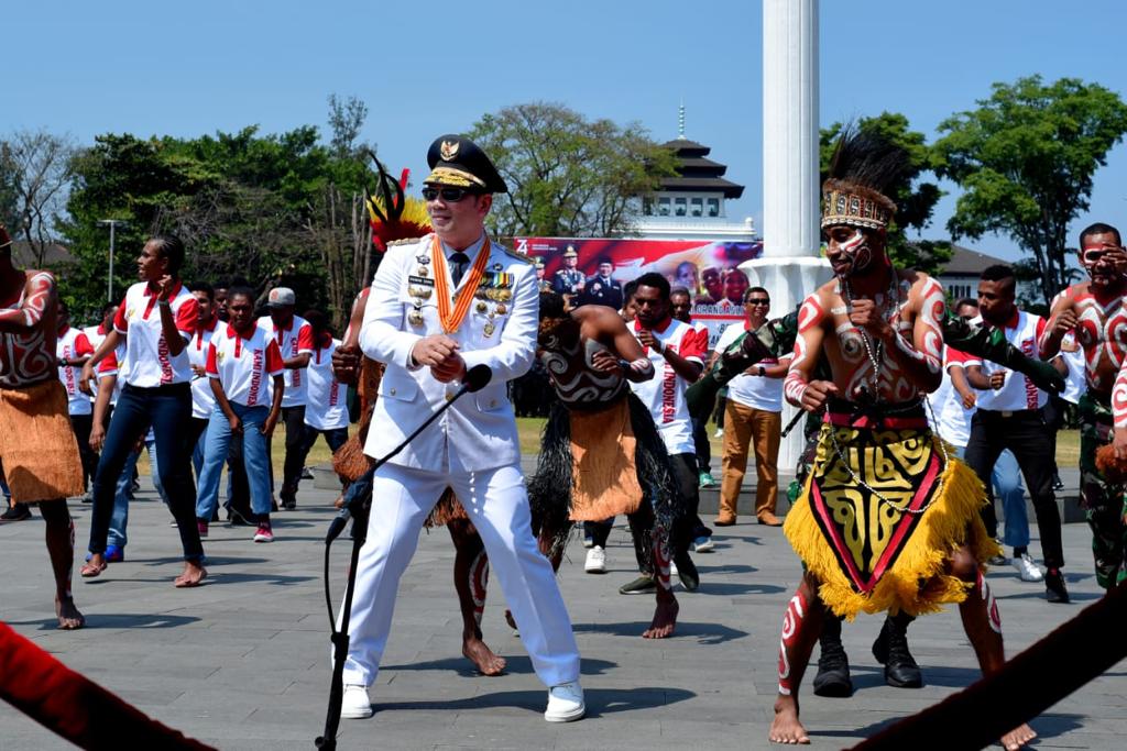 Gubernur Jabar Menari Sajojo Bersama Warga Papua di HUT ke-74 RI