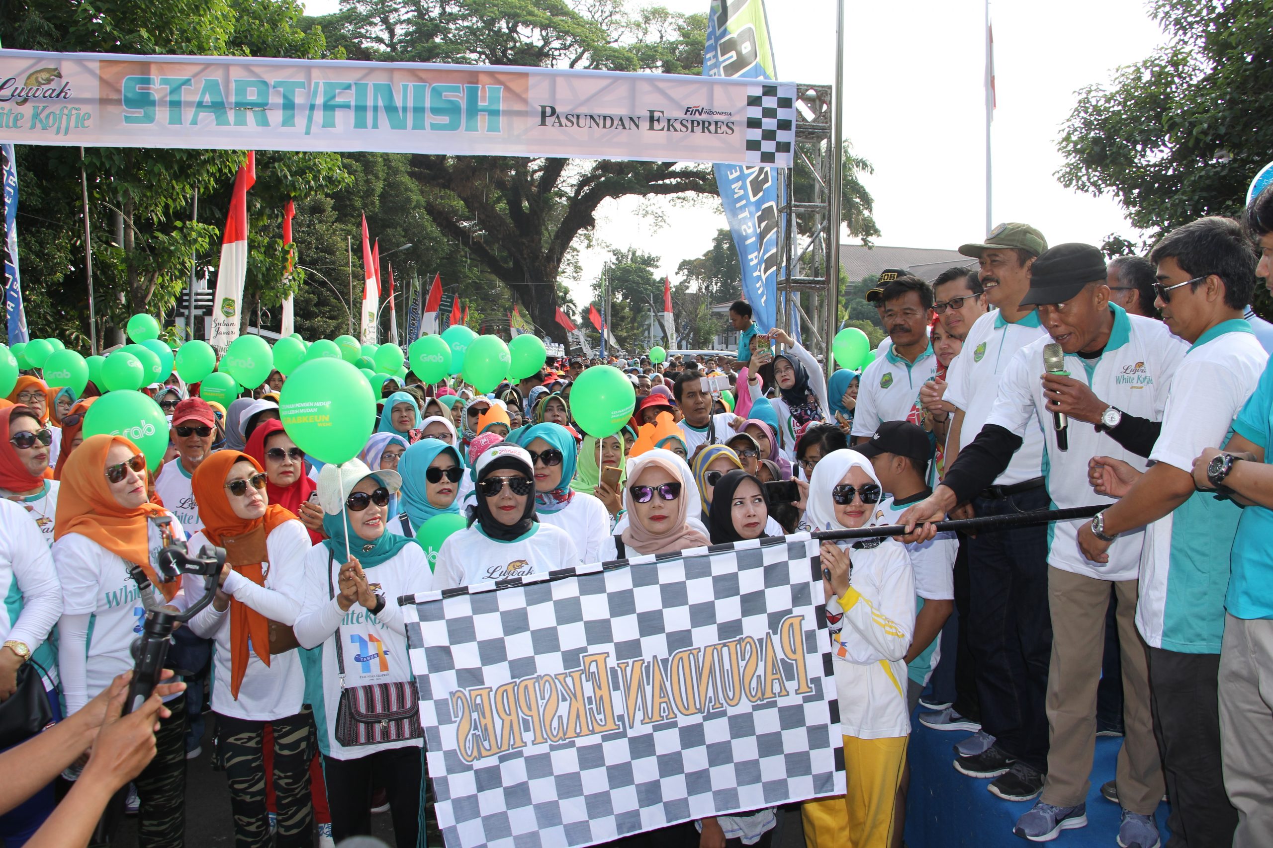 Meriah! 7.500 Warga Subang Ikuti Jalan Sehat HUT Pasundan Ekspres