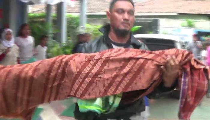 Ambulan Puskesmas Cikokol Tolak Antar Jenazah, Ayah Korban Jalan Kaki Bopong Mayat Anaknya