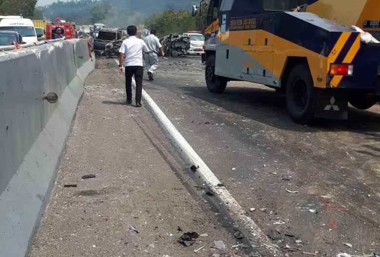 BREAKING NEWS! Kecelakaan Beruntun 21 Kendaraan di Tol Cipularang, 6 Tewas 8 Luka