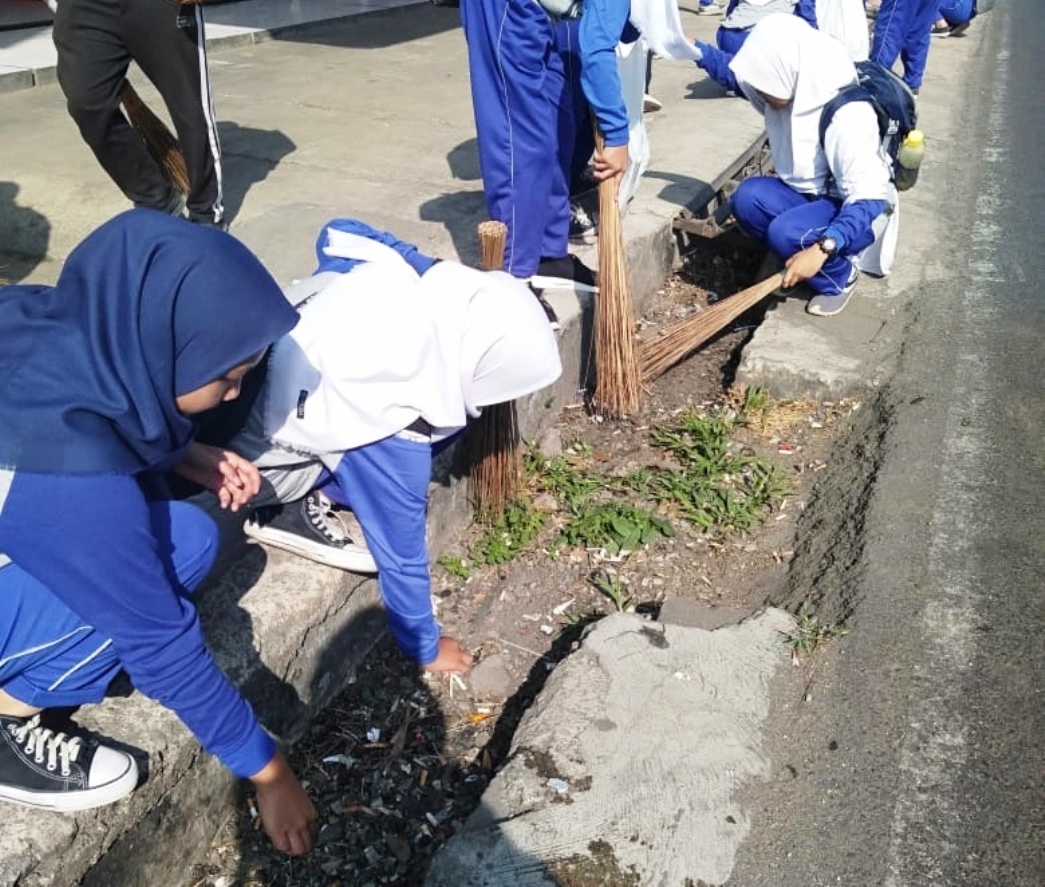 WCD 2019, Siswa SMP Gotong Royong Gerakan Pungut Sampah