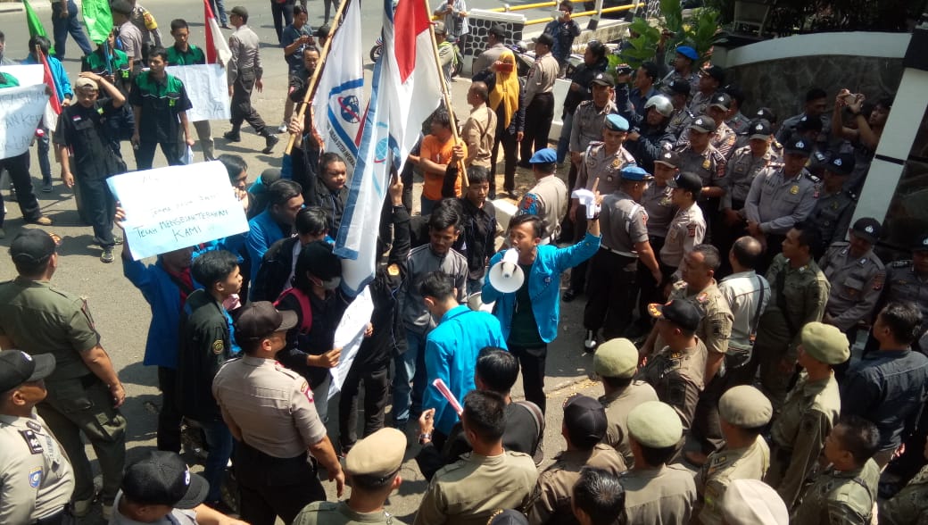 Pelantikan Anggota DPRD Subang Diwarnai Demo Mahasiswa