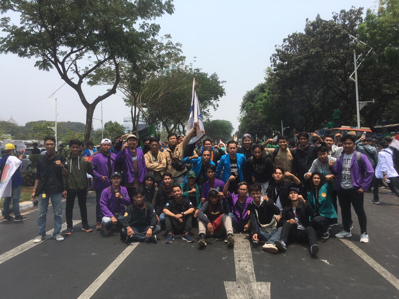 Ikut Aksi Nasional, Aliansi Mahasiswa Subang Tiba di Gedung Senayan