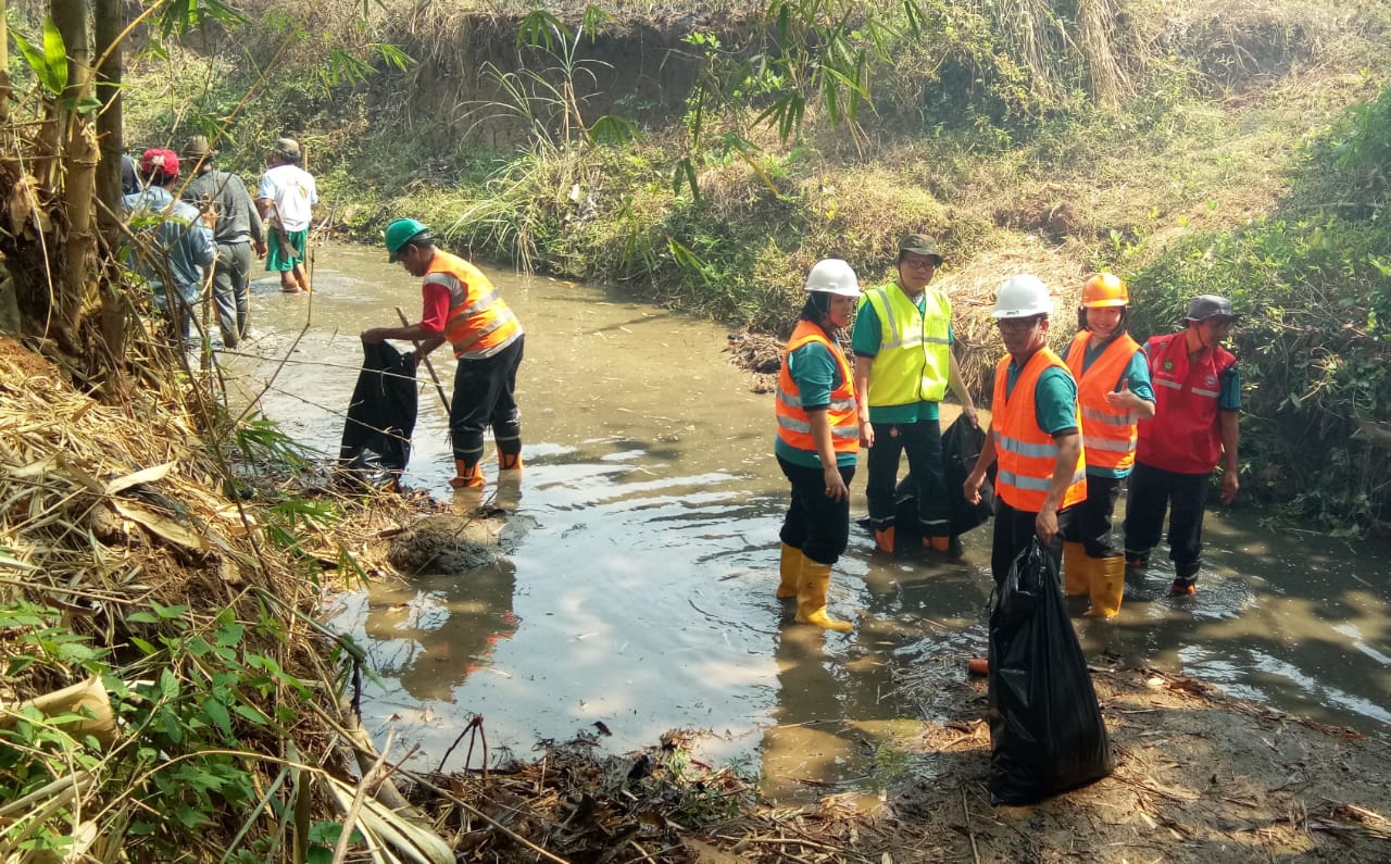 PT AMB Bersihkan Sungai Cijengkol Bersama Muspika dan Warga