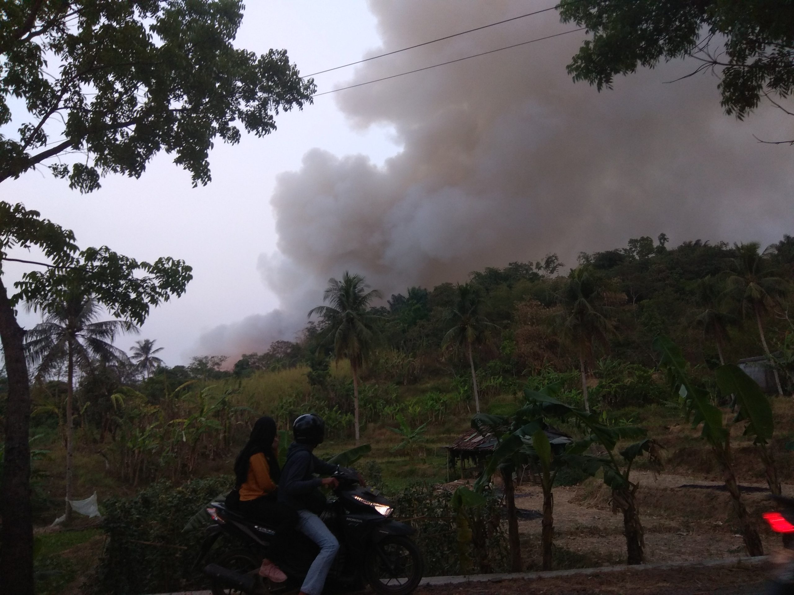 Pagi Ini, Kota Subang Diselimuti Kabut Asap dari Kabakaran TPA Panembong