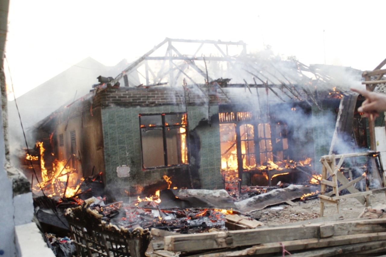 Lupa Padamkan Api, Dua Rumah Hangus Terbakar