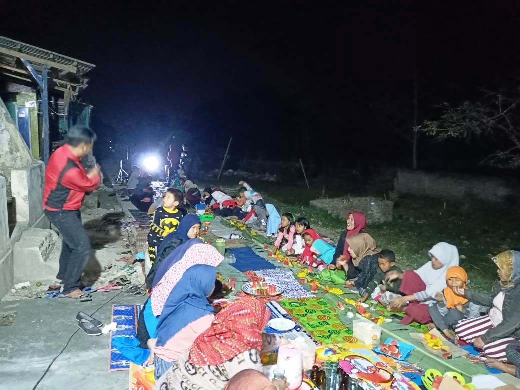 Warga Kertawangi Makan Bersama di Jalan Desa
