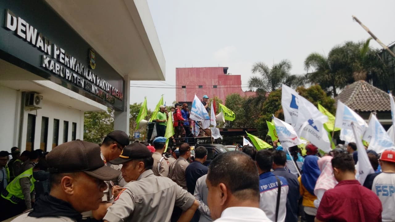 Tolak Kenaikan Iuran BPJS, Buruh Demo DPRD Bandung Barat