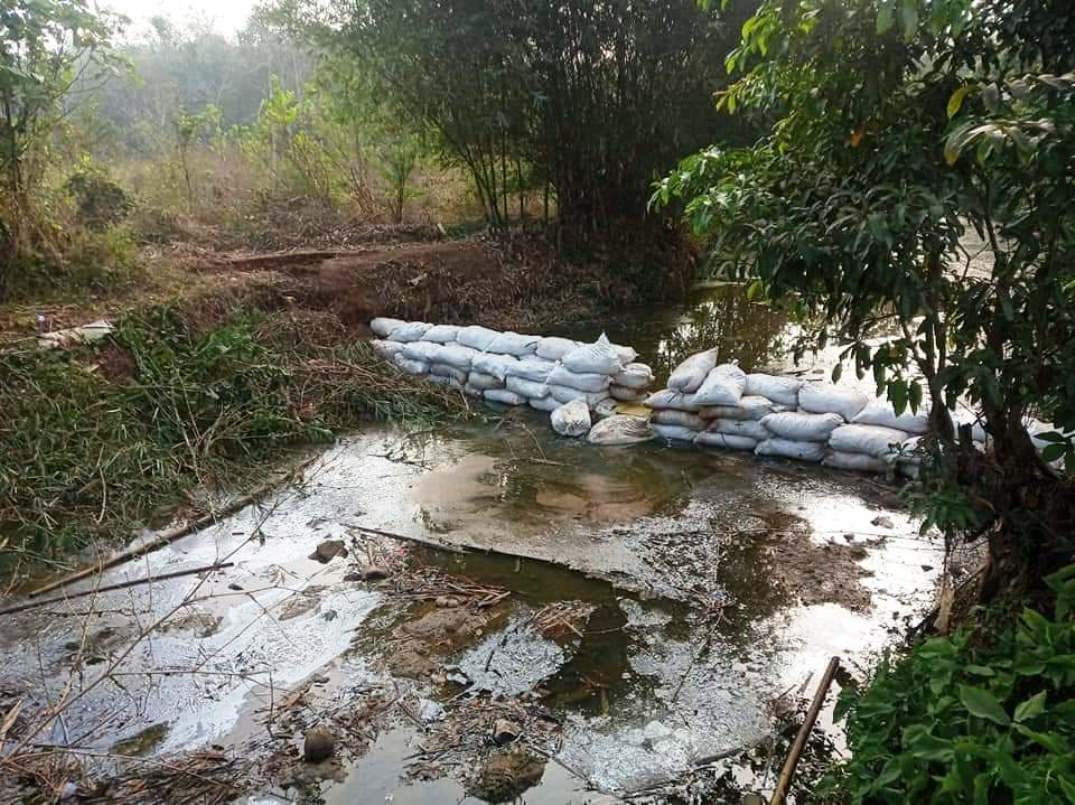 Tunggu Hasil Uji Lab SJS, Warga Bendung Aliran Sungai Cijengkol