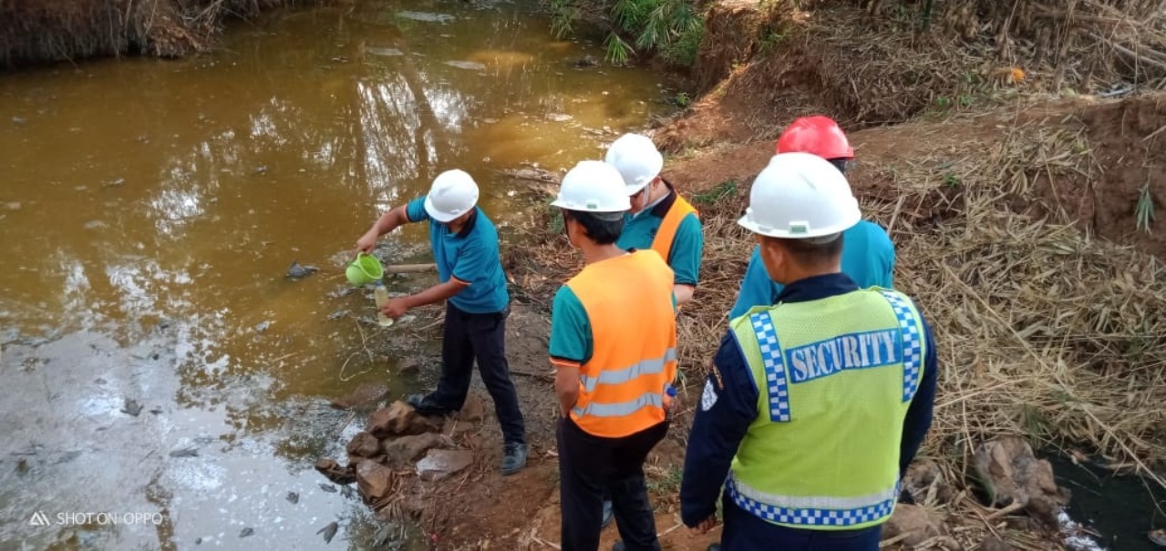 PT AMB Bawa Sampel Air Sungai Cijengkol Uji Laboratorium