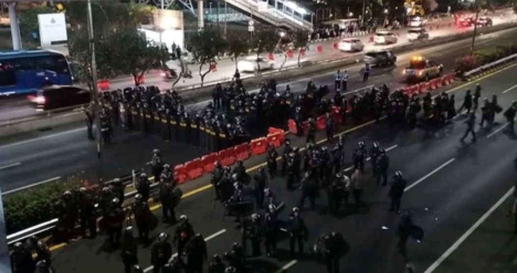 Sekitar Senayan Mulai Lengang, Polisi Menyisir Massa yang Bertahan