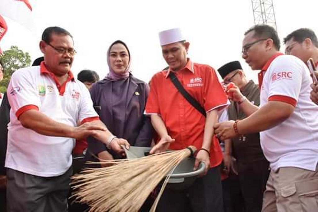 Bebersih Sampah di SUngai Barugbug, Bupati Lepas 500 Anggota SRC