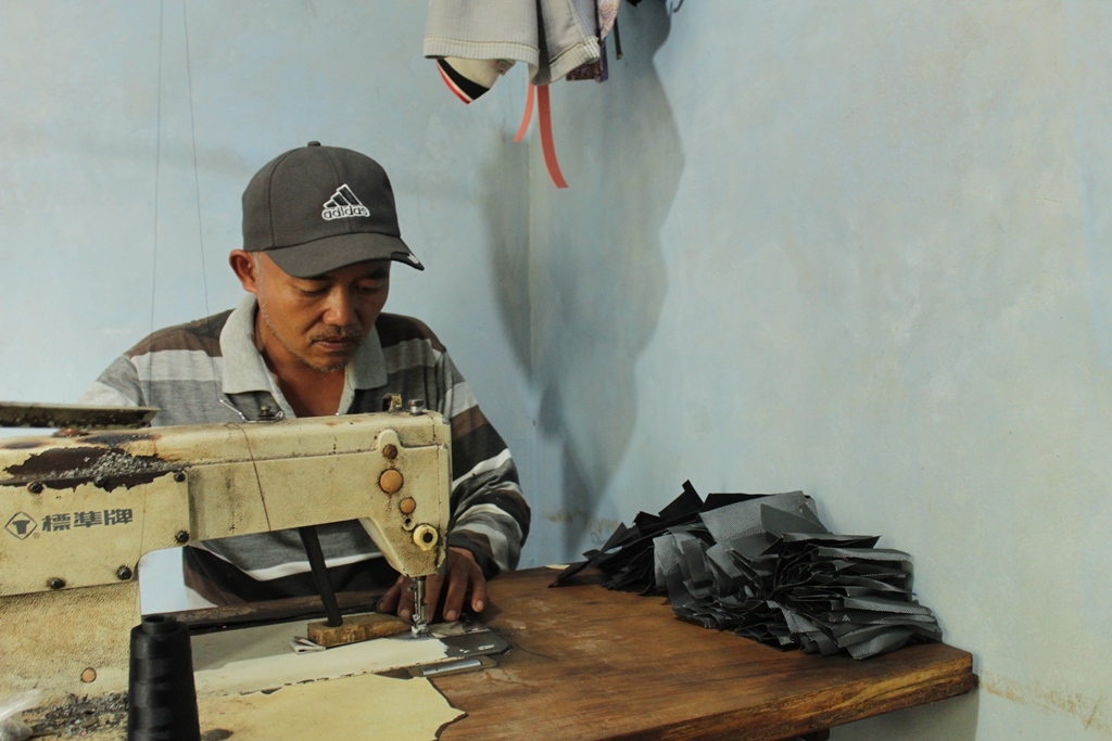 Perajin Dompet Lokal Subang Kesulitan Memasarkan Produknya