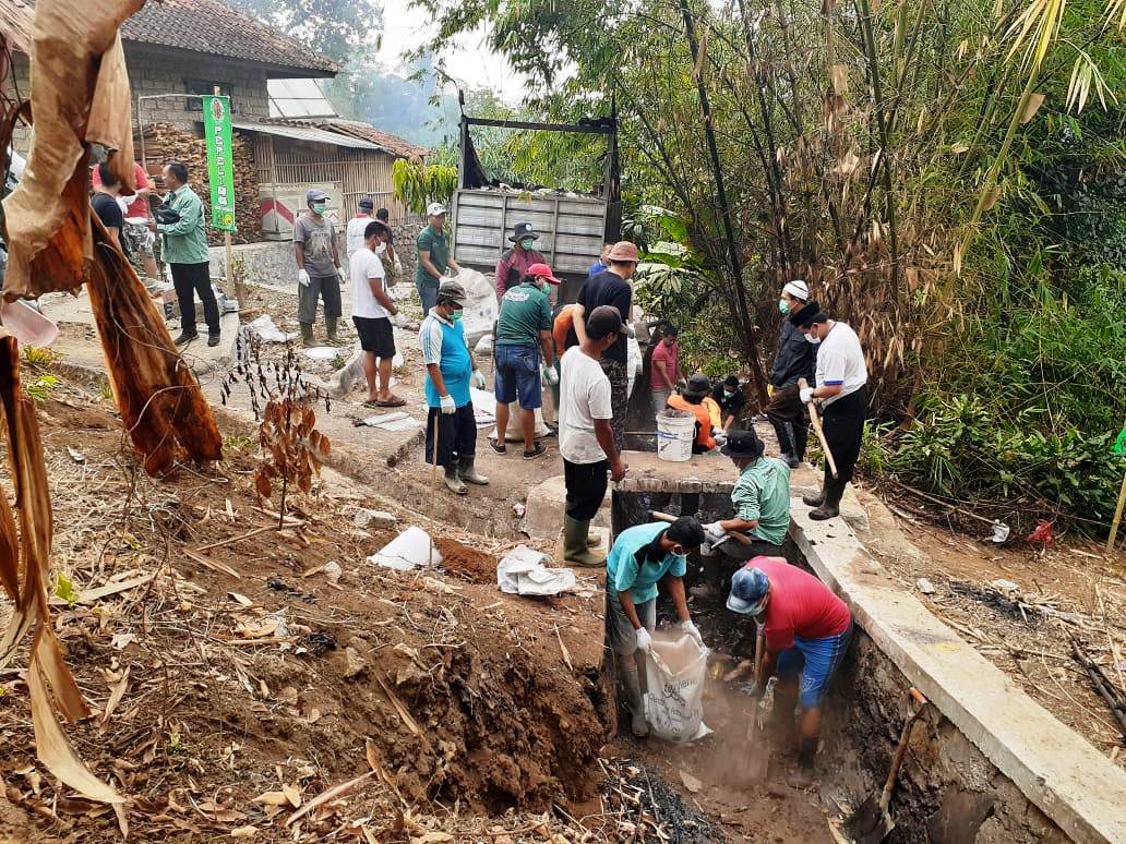 Bebersih Lintas Lembur Kampung Askid Desa Kasomalang Wetan Warnai Hari Jadi Ke-33