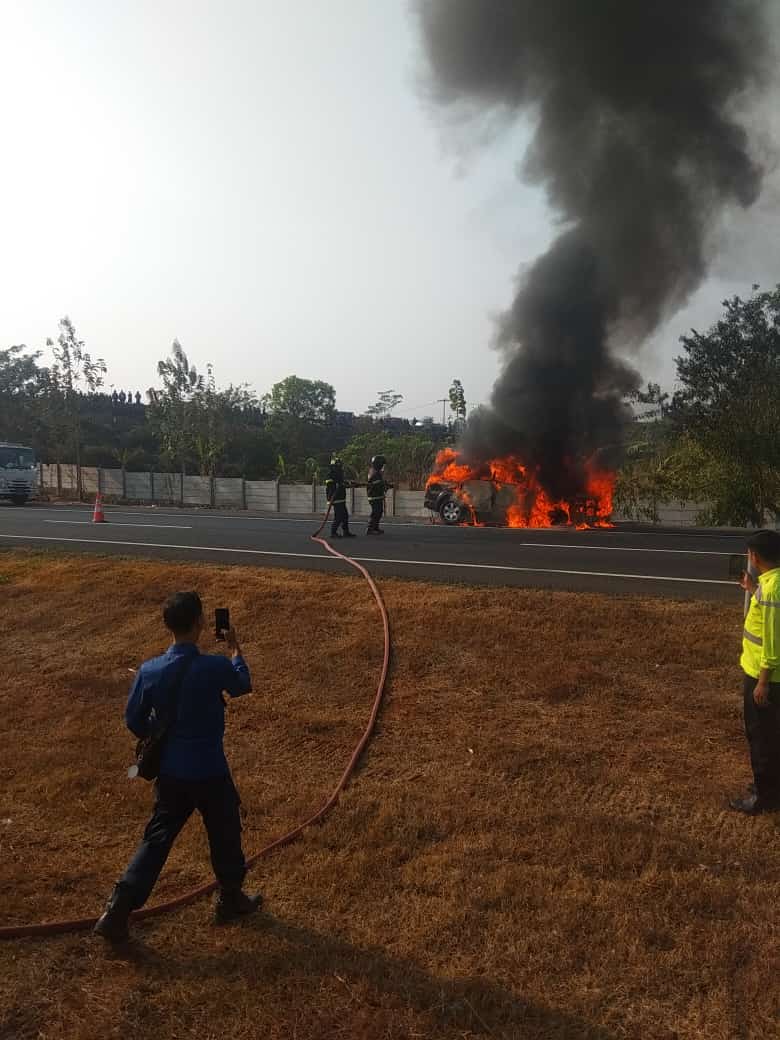 Mobil yang Terbakar di Tol Cipali Milik Karyawan BUMN