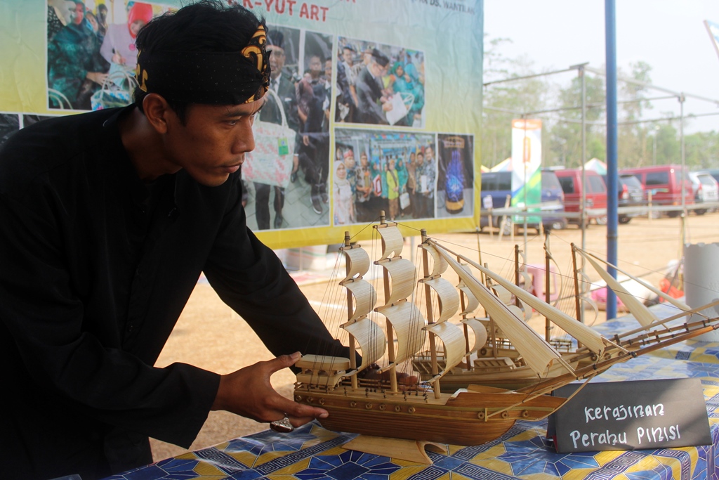 Ukir Kayu dan Bambu jadi Miniatur Perahu , Makin Kecil Makin Mahal Harganya