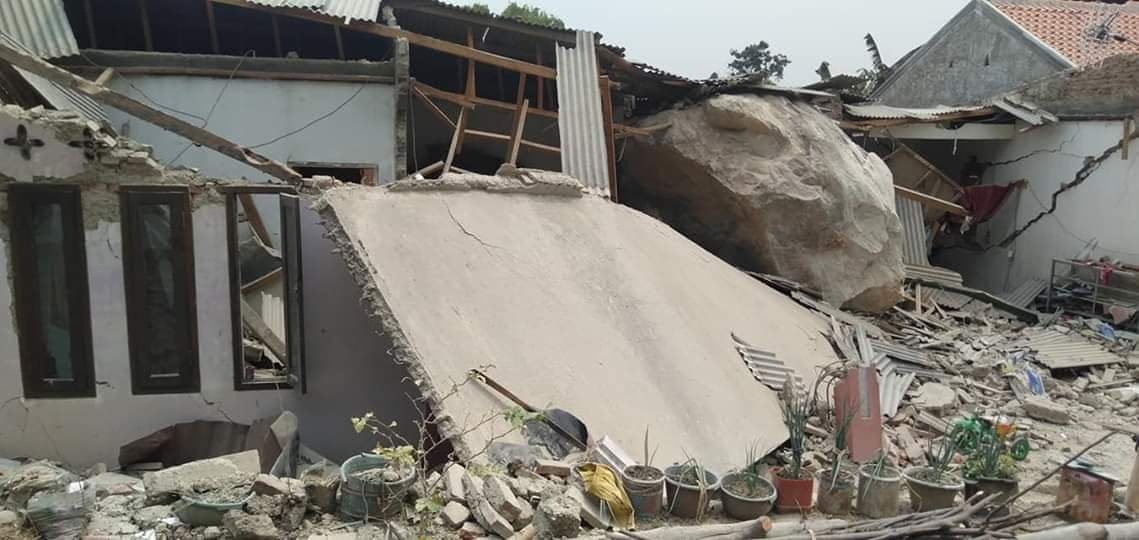 Rumah Warga di Tegalwaru Dihujani Batu Besar, Diduga Akibat Aktivitas Peledakan Batu PT MMS