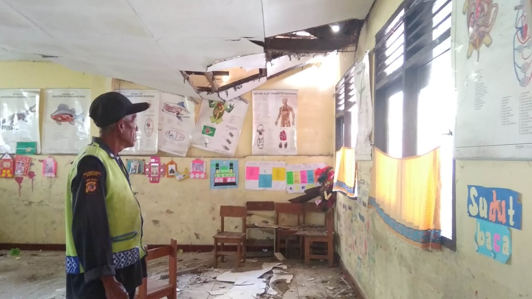 Bangunan SD Dibiarkan Ambruk, Siswa Berbagi Ruangan untuk KBM