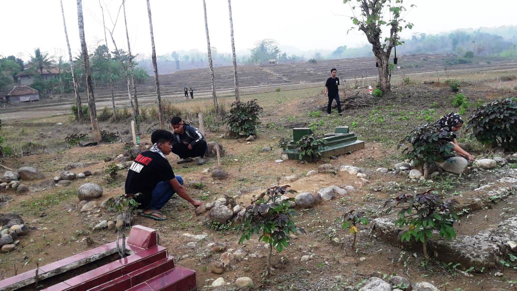 Gema Sunda Bersihkan Makam Pahlawan