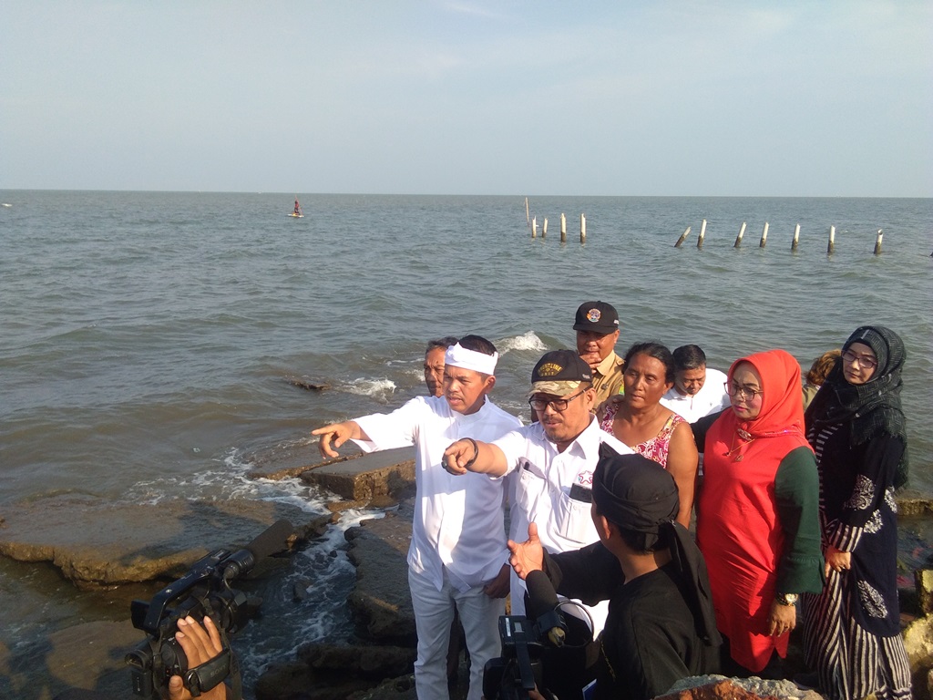 Dedi Mulyadi Dorong Solusi Jangka Pendek Abrasi Pantai Cemara