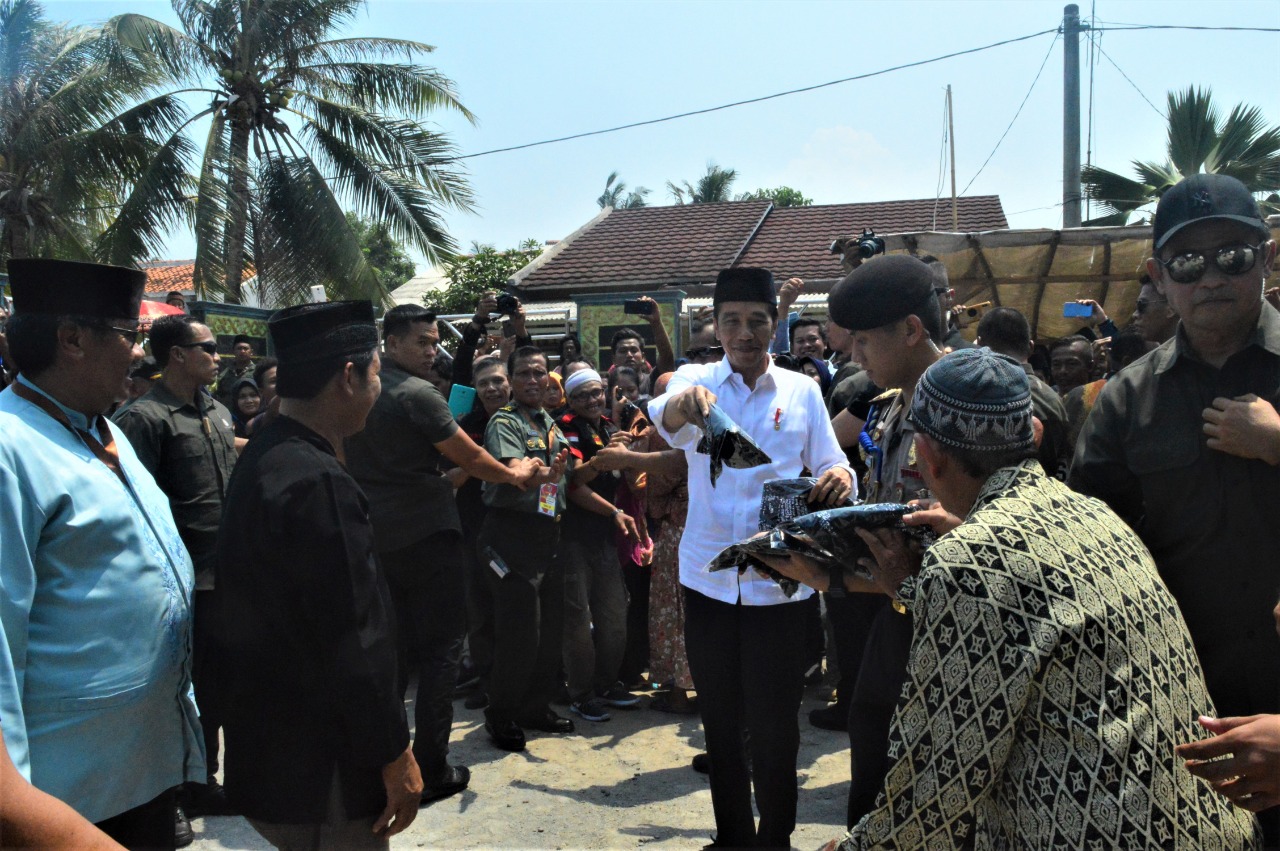 Warga Antusias, Emak-emak Rela Nungguin Jokowi Selesai Salat Jumat