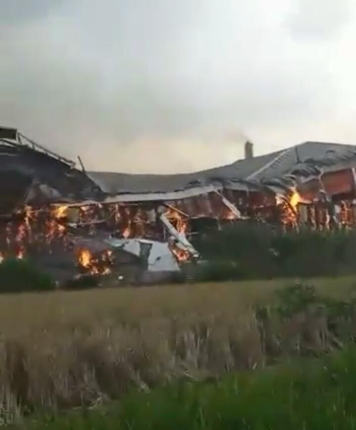 Pabrik Tepung PT BMP Patokbeusi Kebakaran, Tim Damkar Karawang Ikut Mambantu