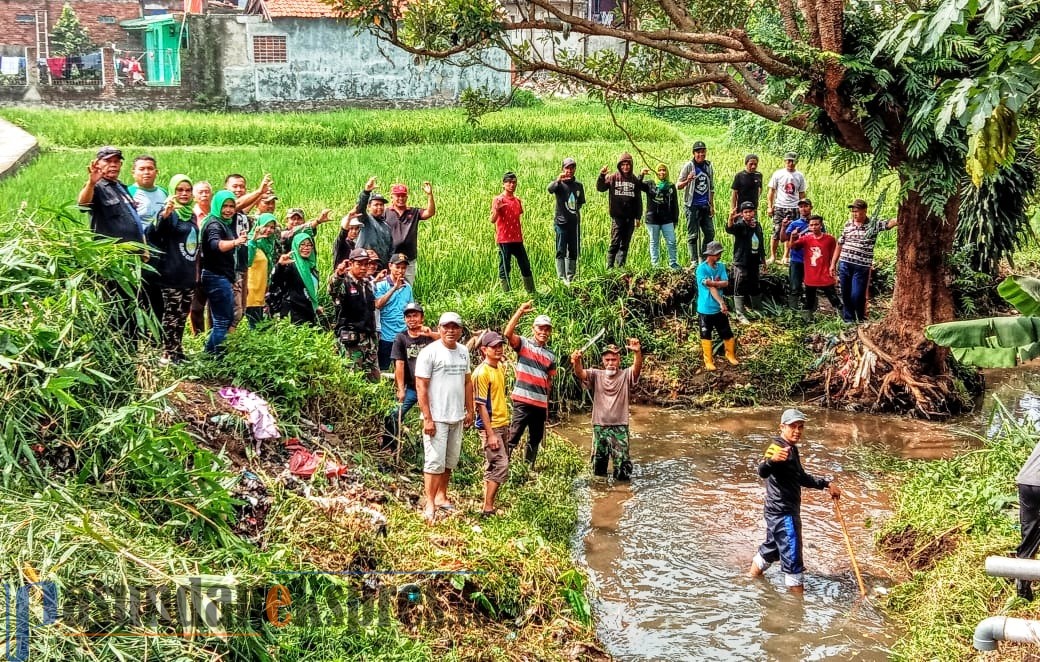 Bersama Warga, Satgas Bersihkan Sungai Cieyong