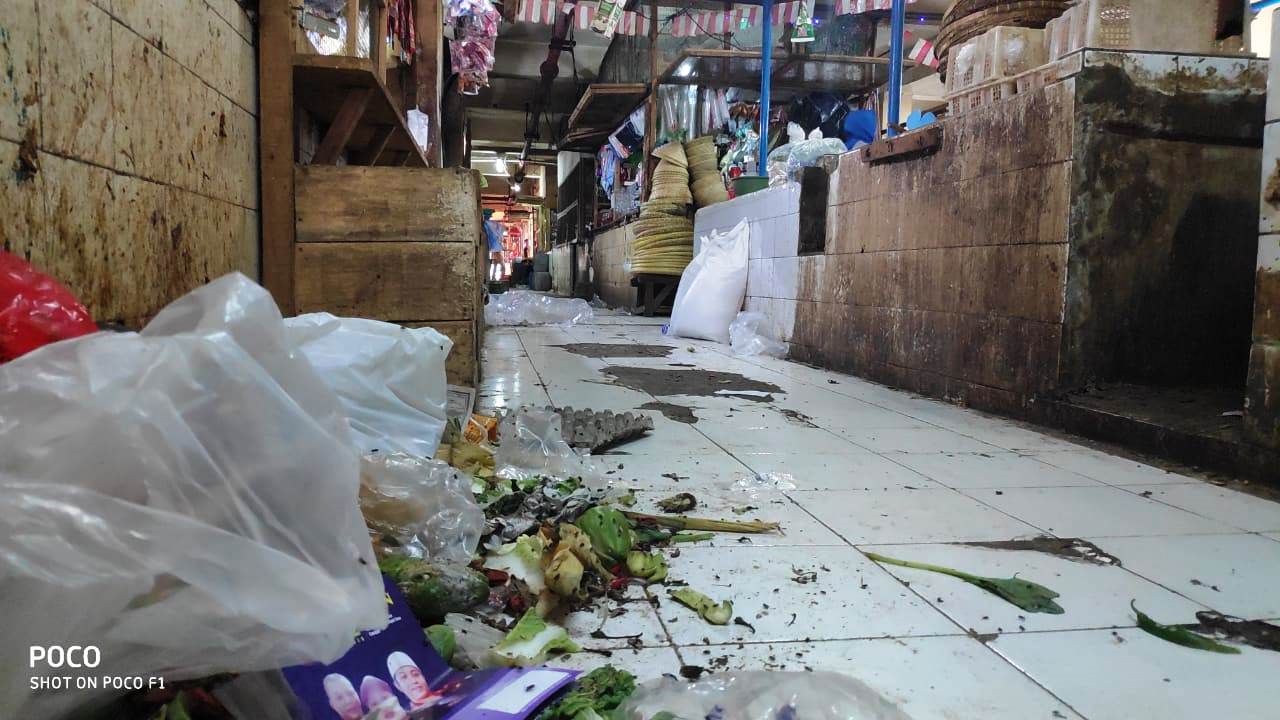 Pedagang Pasar Cikampek Keluhkan Tumpukan Sampah