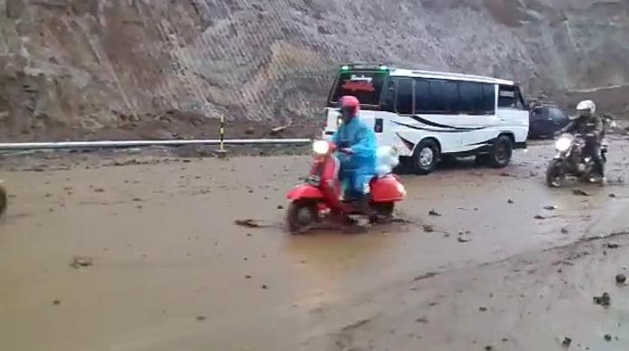Hati-hati, Tanjakan Emen Banjir Lumpur saat Hujan Deras