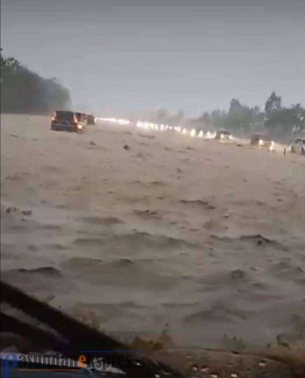 Tol Cipali Km 136 Diterjang Banjir, Pengedera Kesulitan Melintas