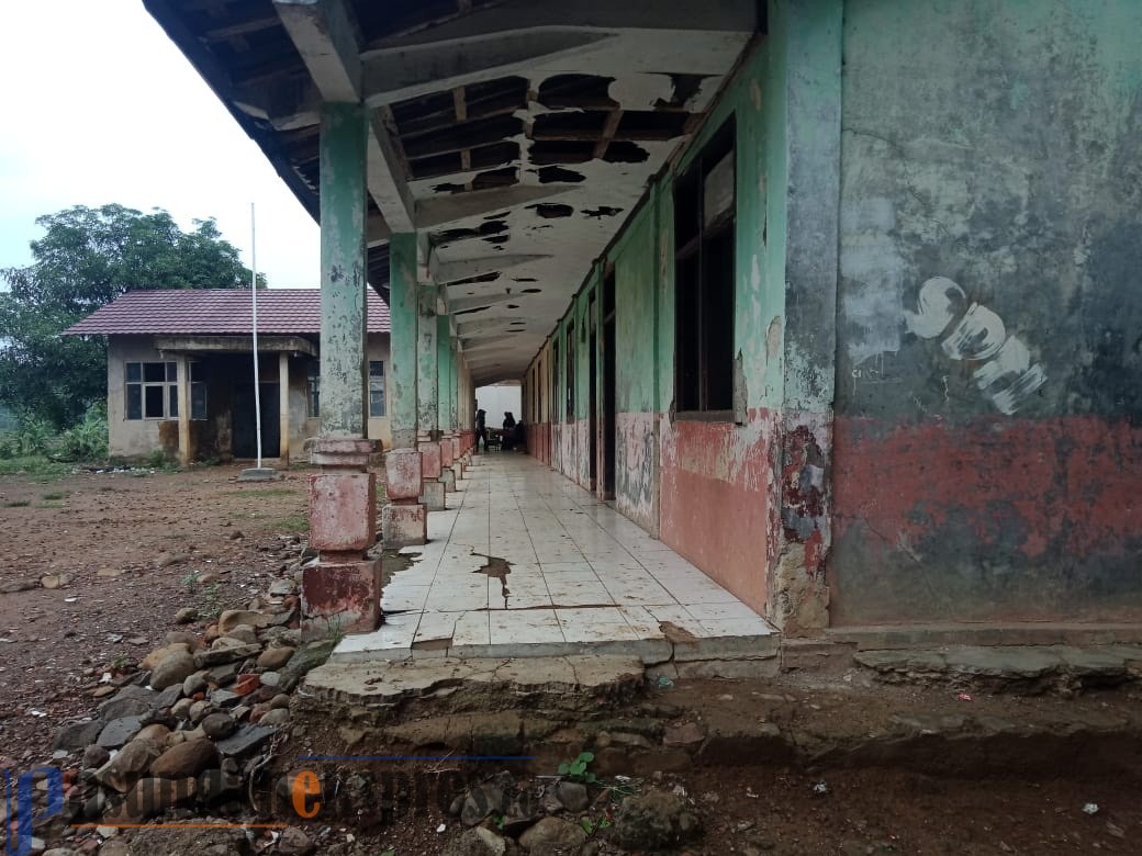 Kondisi Sekolah Cigebang Memprihatinkan, Tembok Goyah Nyaris Roboh