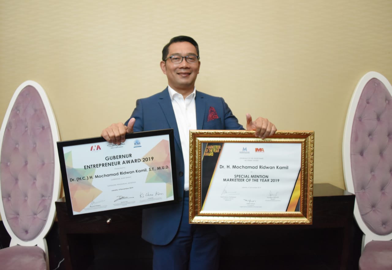 MarkPlus Conference: Ridwan Kamil Sabet Penghargaan Gubernur Entrepreneur Award dan Marketeer of The Year 2019