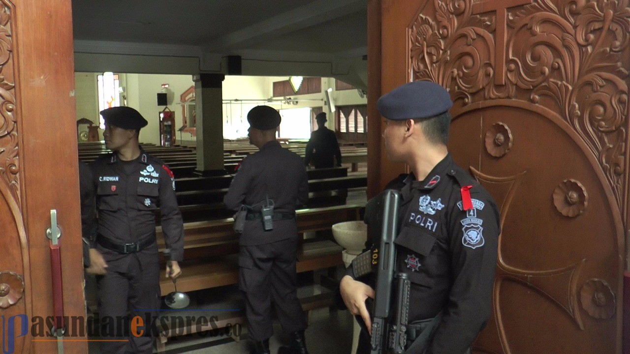 Polres Karawang dan Tim Jihandak Brimob Polda Jabar Sterilisasi Sejumlah Gereja di Karawang