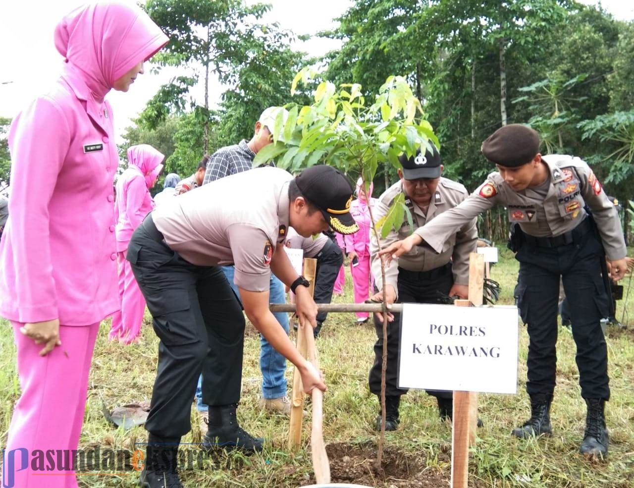 Polres Karawang Tanam 8.700 Pohon