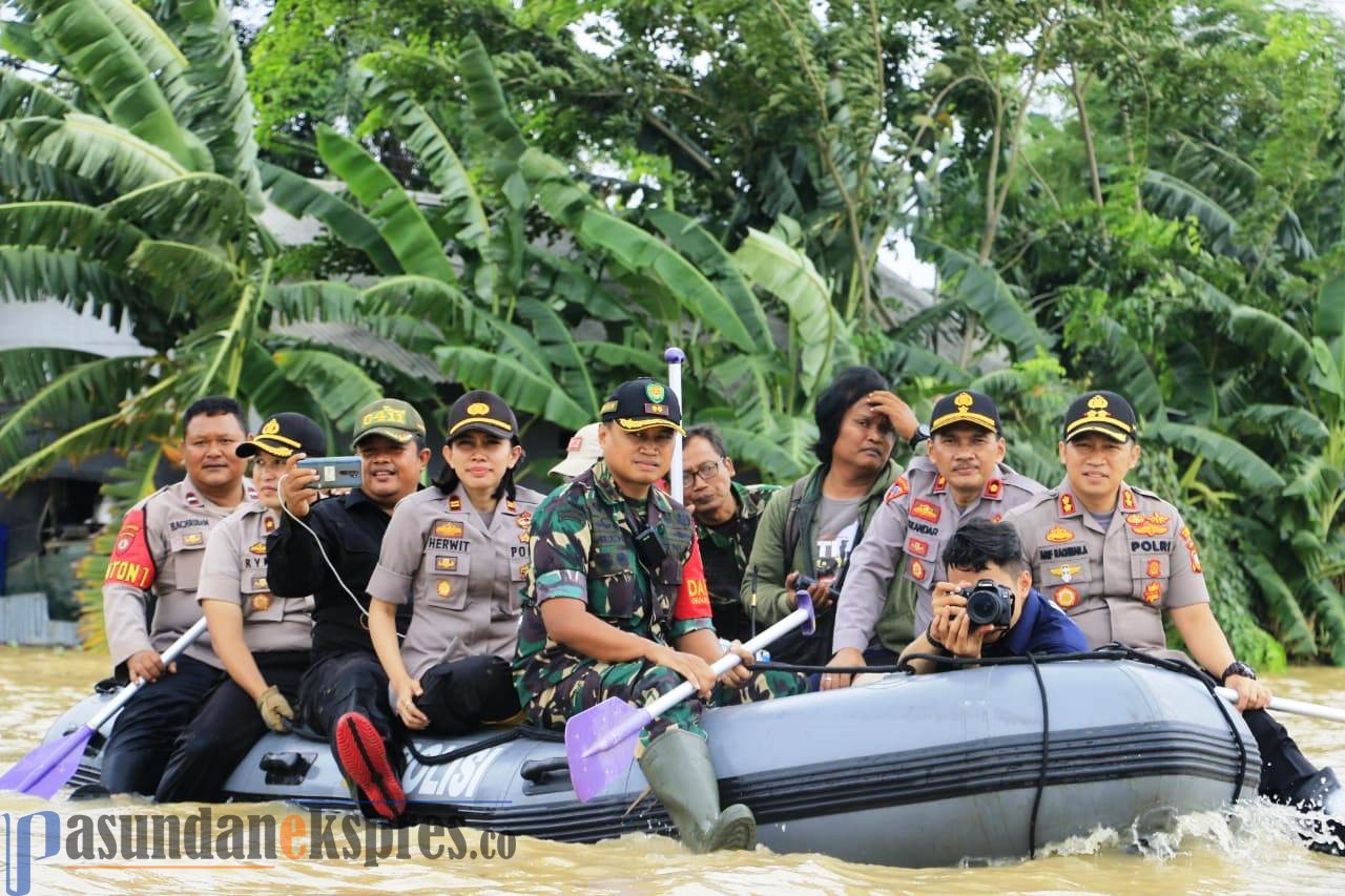 TNI dan Polri Bantu Korban Banjir