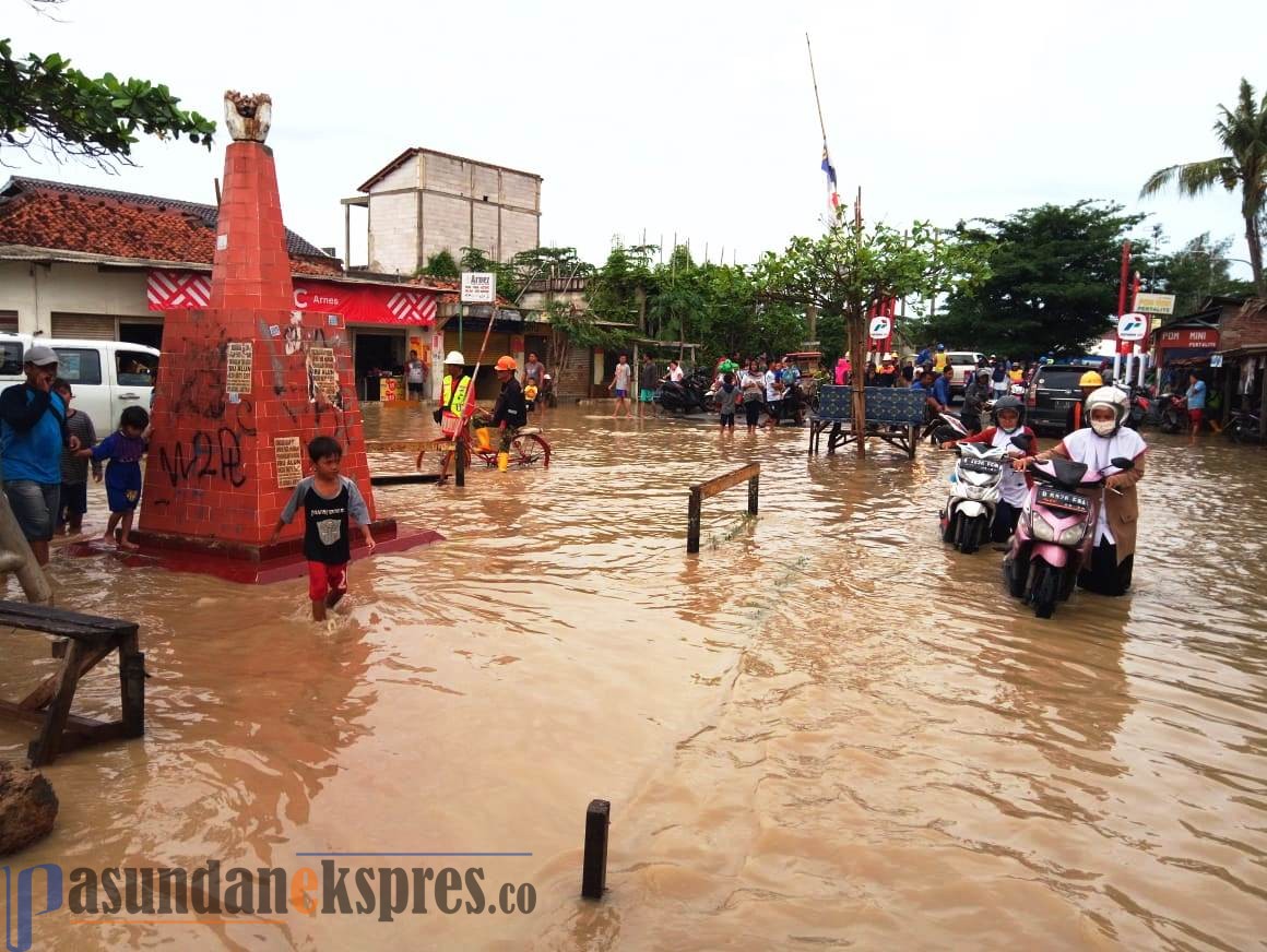 Ribuan Warga Cilamaya Terendam Banjir