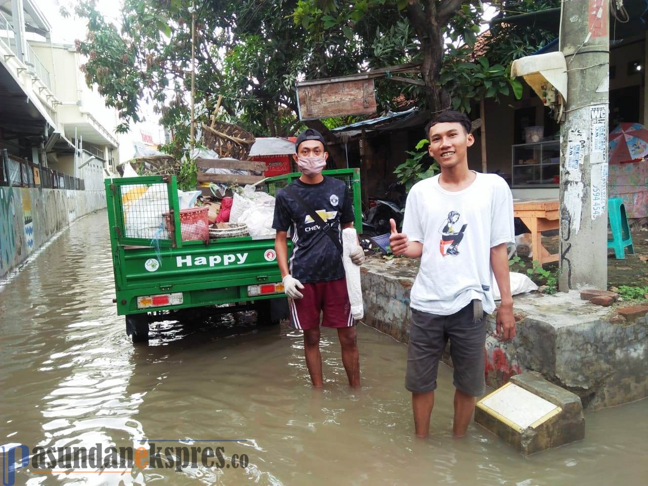Ditengah Banjir, Bank Sampah terus Beroperasi