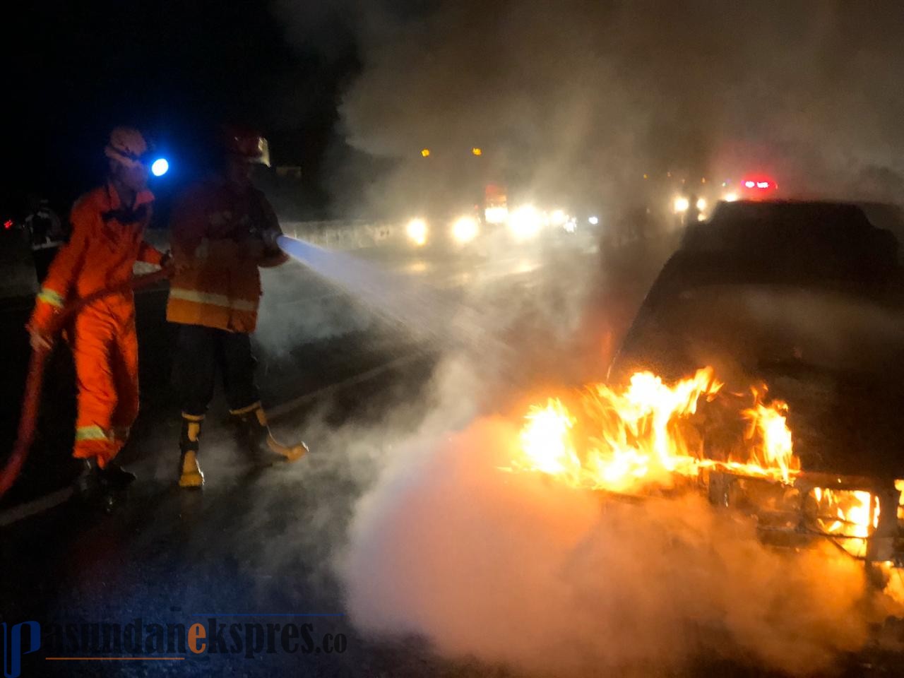Sedan BMW Hangus Terbakar di Tol Purbaleunyi