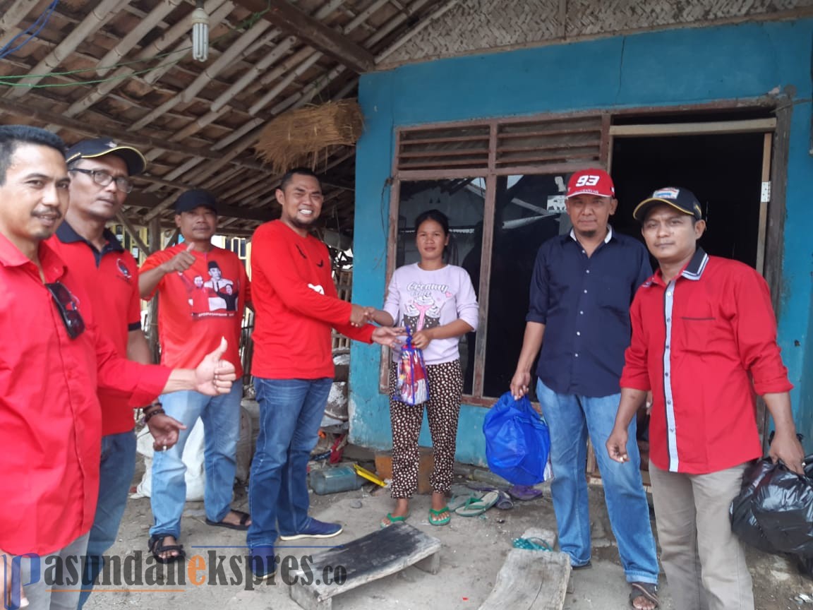 Bantu Korban Banjir, H. Adik Sebar Bantuan Bingkisan di Blanakan