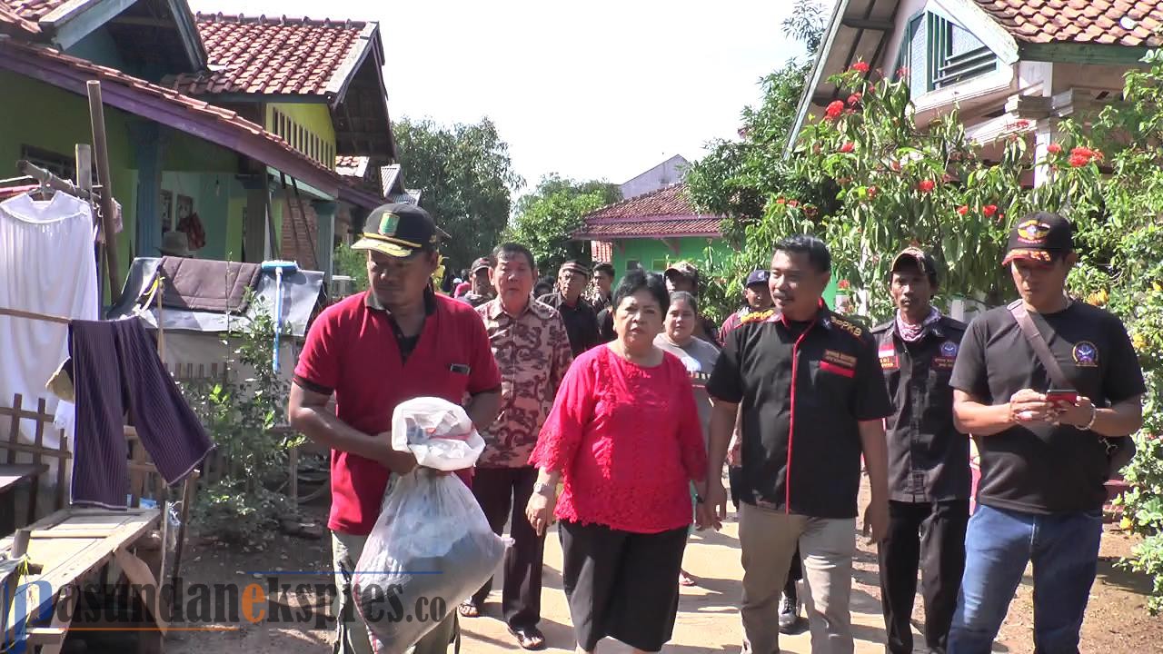 Cucu Saodah bersama BPPKB Banten DPC Karawang Berikan CSR dari PT SSG untuk Korban Banjir
