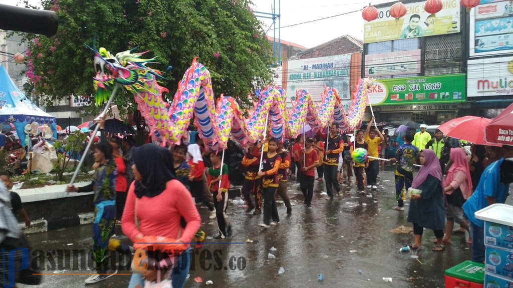Perayaan Cap Go Meh di Karawang Diguyur Hujan Deras
