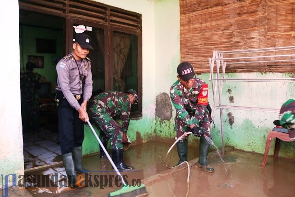 Aparat Gabungan Gotong Royong Bersihkan Material Bekas Banjir