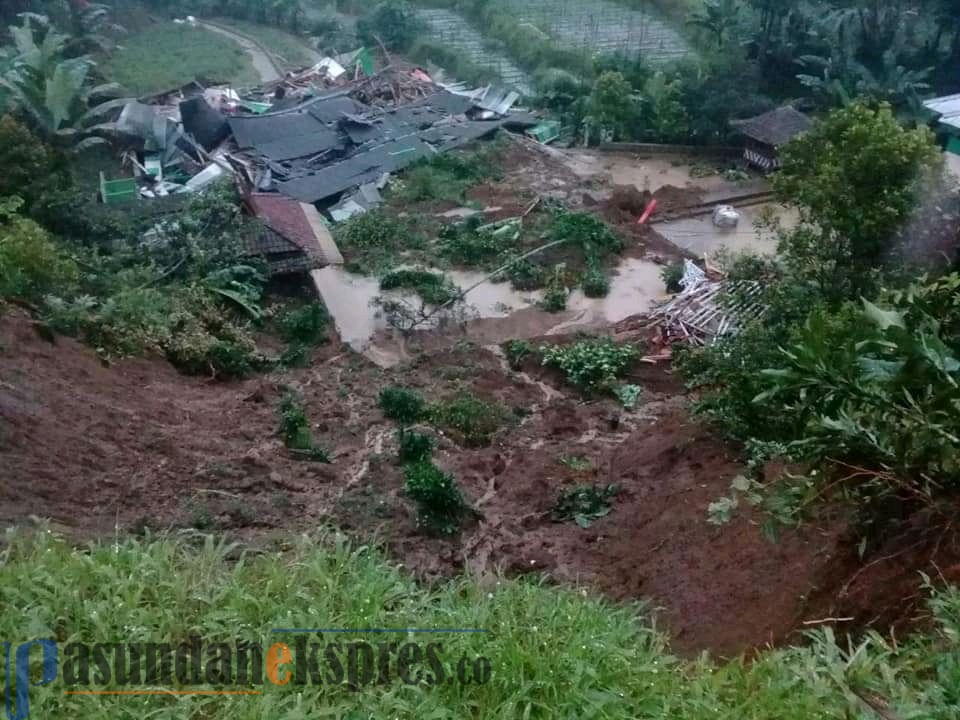 Hujan Deras di Purwakarta Timbun Villa dan Akses Jalan Antar Desa