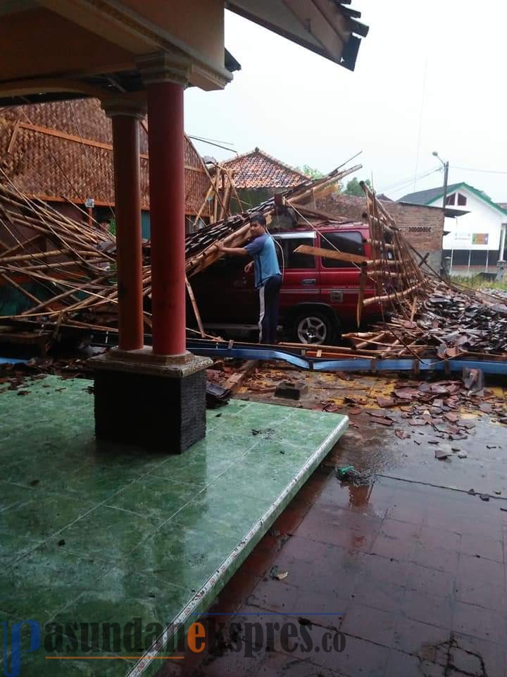Puting Beliung Menyapu Desa Ciptamargi Karawang, Rumah Warga Ambruk Dalam Sekejap