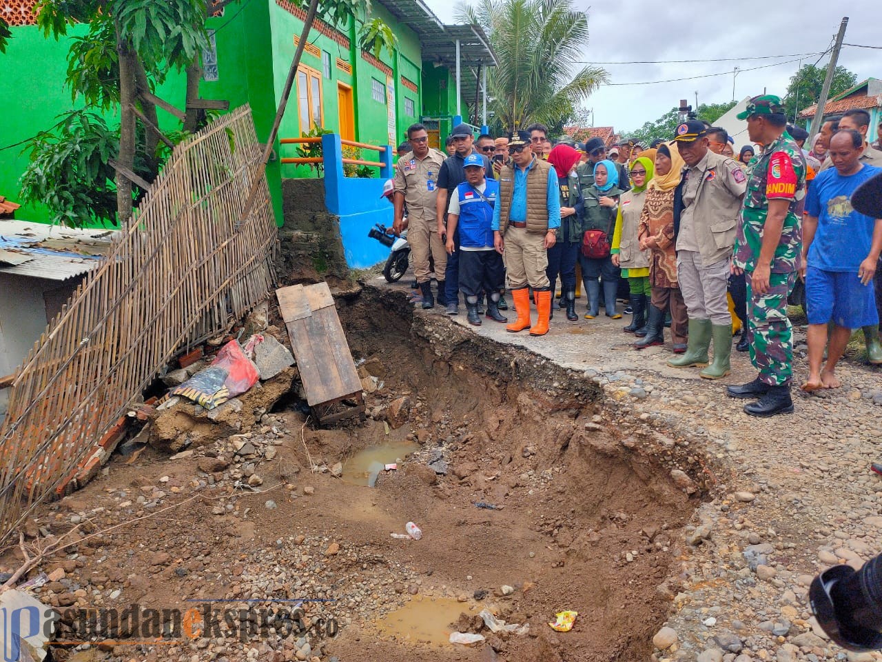 Tinjau Banjir Pamanukan Bareng Bupati Ruhimat, Gubernur Jabar Serahkan Bantuan Rp750 Juta
