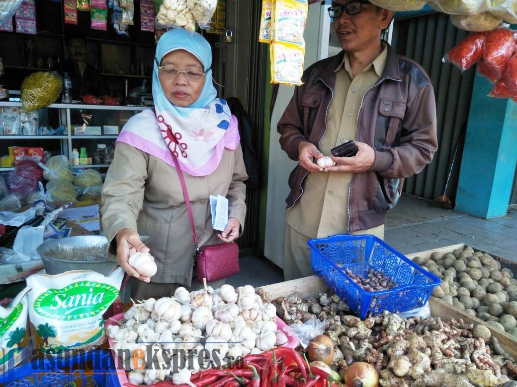Harga Bawang Putih Mulai Turun di Pasar Tradisional Subang