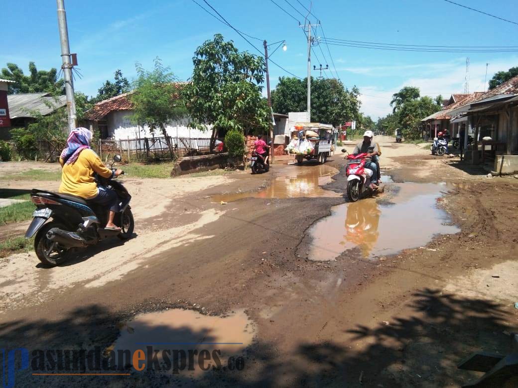 Kesal Jalan Rusak Tak Kunjung Diperbaiki, Warga Sentil Bupati Cellica