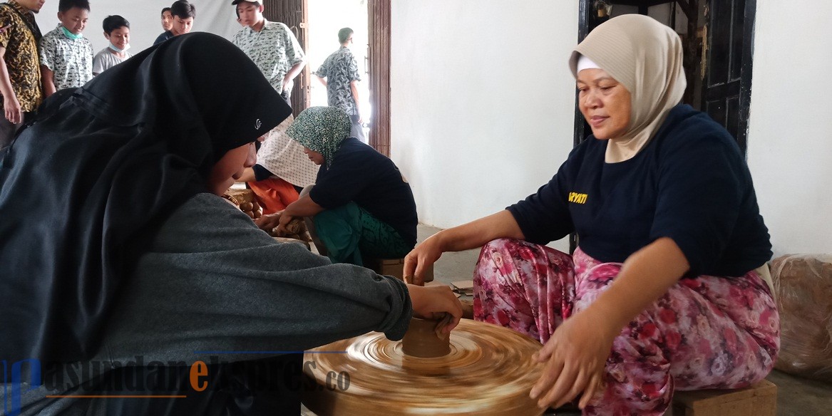 SMP Salman Al-Farisi Bandung Belajar Keramik ke Plered