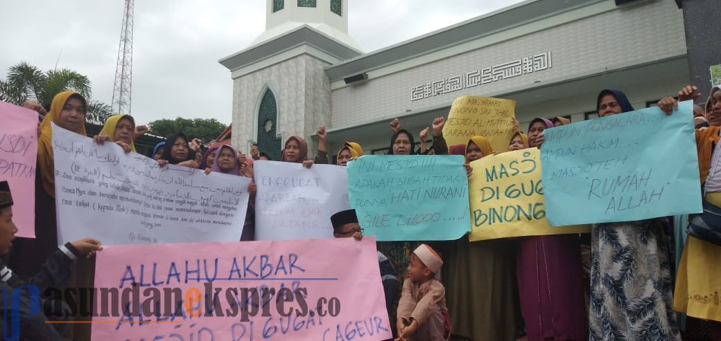 Lahan Masjid Digugat, Puluhan Ibu-ibu Majlis Taklim Beraksi Membela